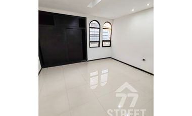 CASA EN CIUDAD JARDIN
