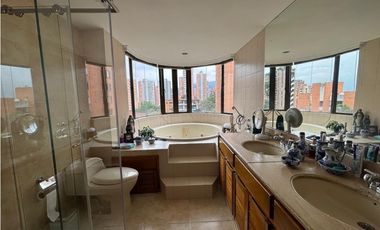 VENTA DE AMPLIO CÓMODO Y HERMOSO APARTAMENTO DUPLEX POBLADO MEDELLN