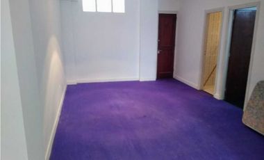 Venta cochera/deposito. 3 vehículos. Oficina. Baño.
