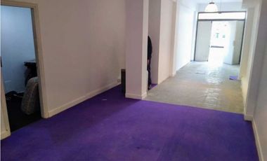 Venta cochera/deposito. 3 vehículos. Oficina. Baño.