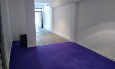 Venta cochera/deposito. 3 vehículos. Oficina. Baño.