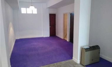 Venta cochera/deposito. 3 vehículos. Oficina. Baño.
