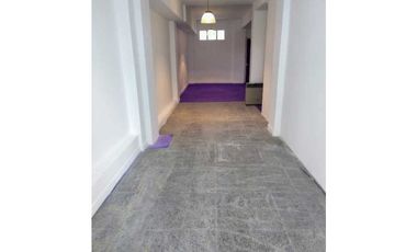 Venta cochera/deposito. 3 vehículos. Oficina. Baño.
