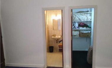 Venta cochera/deposito. 3 vehículos. Oficina. Baño.