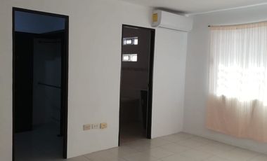 Casa en RENTA en privada Cerradas del valle