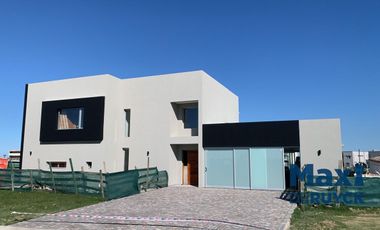Casa a estrenar con fondo a laguna, Sebastian Gaboto