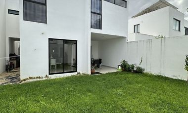 Casa en Venta en Privada Salvia, Floresta Mérida Yucatán.