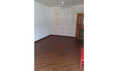 Venta de Casa con 3 pisos en Hato Pintado