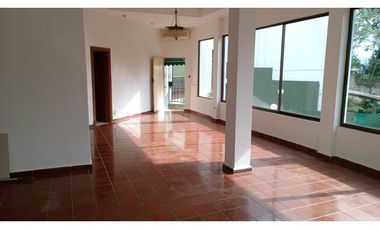 Venta de Casa con 3 pisos en Hato Pintado