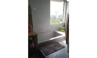 Venta de Casa con 3 pisos en Hato Pintado