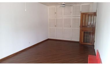Venta de Casa con 3 pisos en Hato Pintado