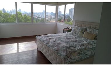 Venta de Casa con 3 pisos en Hato Pintado