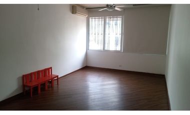 Venta de Casa con 3 pisos en Hato Pintado