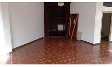 Venta de Casa con 3 pisos en Hato Pintado