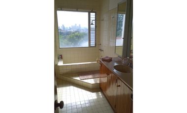 Venta de Casa con 3 pisos en Hato Pintado