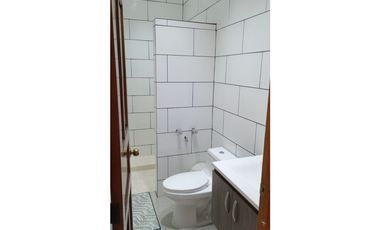 Venta de Casa con 3 pisos en Hato Pintado