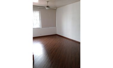 Venta de Casa con 3 pisos en Hato Pintado