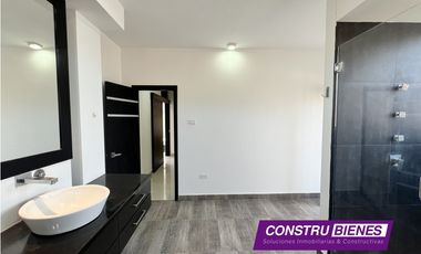 Exclusiva casa con piscina vista al mar en Urb. Marina Blue, Manta