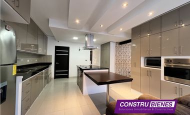 Exclusiva casa con piscina vista al mar en Urb. Marina Blue, Manta