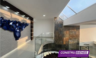 Exclusiva casa con piscina vista al mar en Urb. Marina Blue, Manta