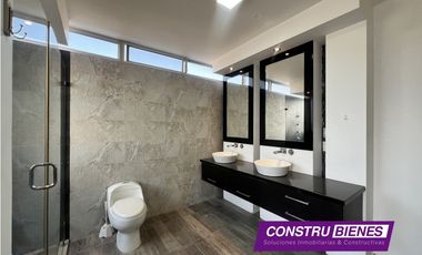 Exclusiva casa con piscina vista al mar en Urb. Marina Blue, Manta