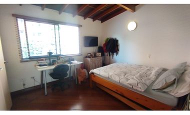 Venta de Casa Remodelada de 2 Niveles en Medellín Poblado Castropol