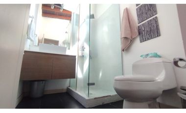 Venta de Casa Remodelada de 2 Niveles en Medellín Poblado Castropol