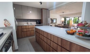 Venta de Casa Remodelada de 2 Niveles en Medellín Poblado Castropol