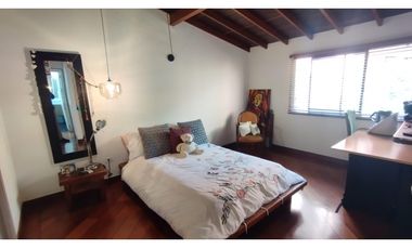Venta de Casa Remodelada de 2 Niveles en Medellín Poblado Castropol