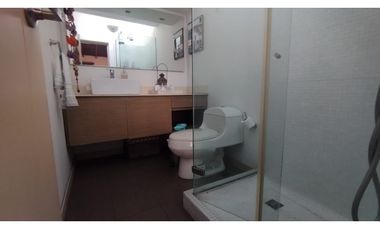 Venta de Casa Remodelada de 2 Niveles en Medellín Poblado Castropol