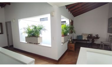 Venta de Casa Remodelada de 2 Niveles en Medellín Poblado Castropol