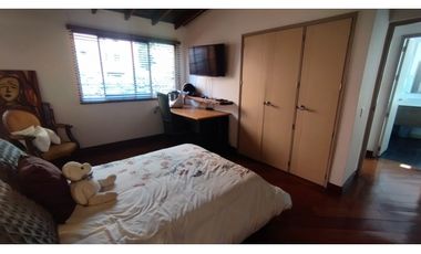 Venta de Casa Remodelada de 2 Niveles en Medellín Poblado Castropol