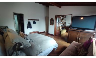 Venta de Casa Remodelada de 2 Niveles en Medellín Poblado Castropol