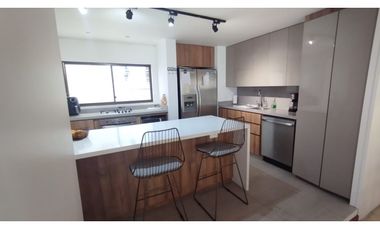 Venta de Casa Remodelada de 2 Niveles en Medellín Poblado Castropol