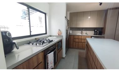 Venta de Casa Remodelada de 2 Niveles en Medellín Poblado Castropol