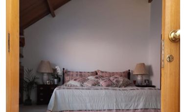 Casa de tres niveles en venta en Colina Campestre