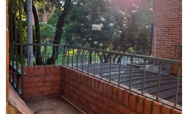 Casa de tres niveles en venta en Colina Campestre