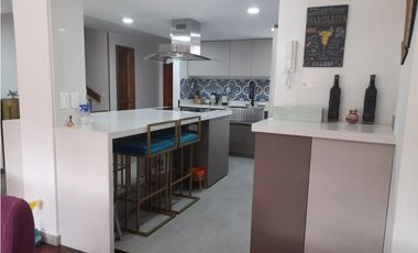 Casa de tres niveles en venta en Colina Campestre