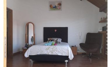 Casa de tres niveles en venta en Colina Campestre