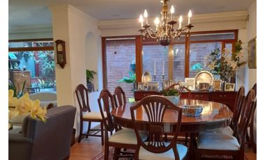 Casa de tres niveles en venta en Colina Campestre