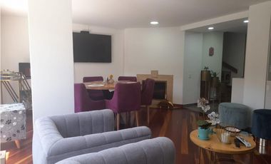 Casa de tres niveles en venta en Colina Campestre