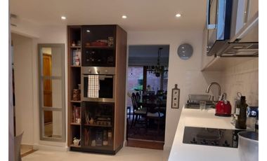 Casa de tres niveles en venta en Colina Campestre