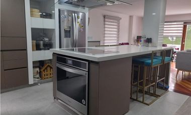 Casa de tres niveles en venta en Colina Campestre