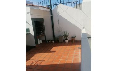 Venta casa con departamentos en block