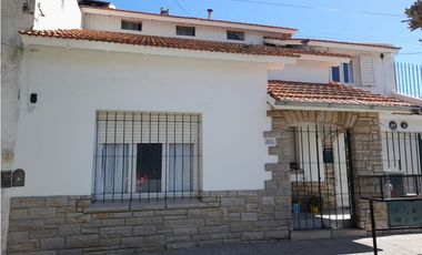 Venta casa con departamentos en block