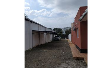 INMOBILIARIA FLORES VENDE 2 CASAS ZONA QUARANTA Y 213