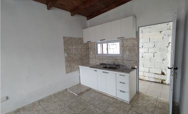 INMOBILIARIA FLORES VENDE 2 CASAS ZONA QUARANTA Y 213