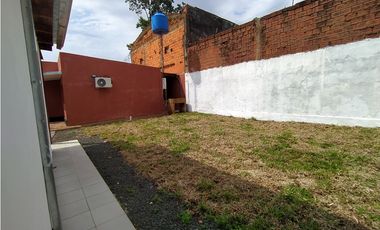 INMOBILIARIA FLORES VENDE 2 CASAS ZONA QUARANTA Y 213