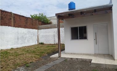 INMOBILIARIA FLORES VENDE 2 CASAS ZONA QUARANTA Y 213