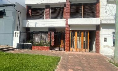 Casa con Departamento en venta en Quilmes Oeste
